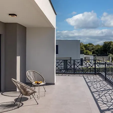 New! Luxury Solena 50 M2 Heated Pool