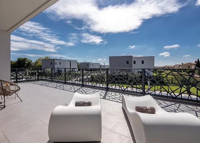 New! Luxury Solena 50 M2 Heated Pool