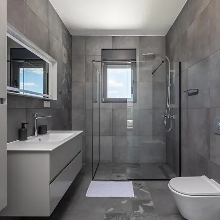 New! Luxury Epic 3 - 50 M2 Heated Pool *