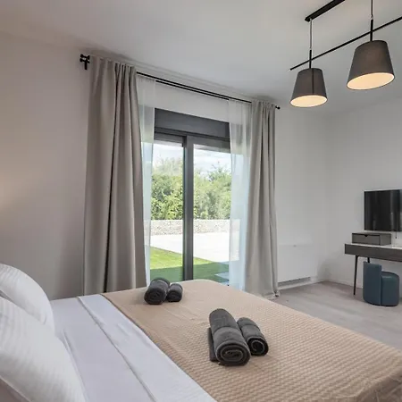 New! Luxury Epic 3 - 50 M2 Heated Pool Jursici